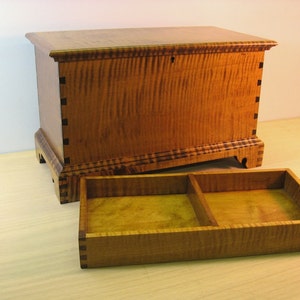 Tiger Maple Miniature Blanket Chest with Inside Tray and Lock image 4