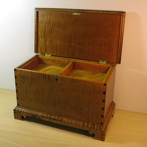 Tiger Maple Miniature Blanket Chest with Inside Tray and Lock image 2