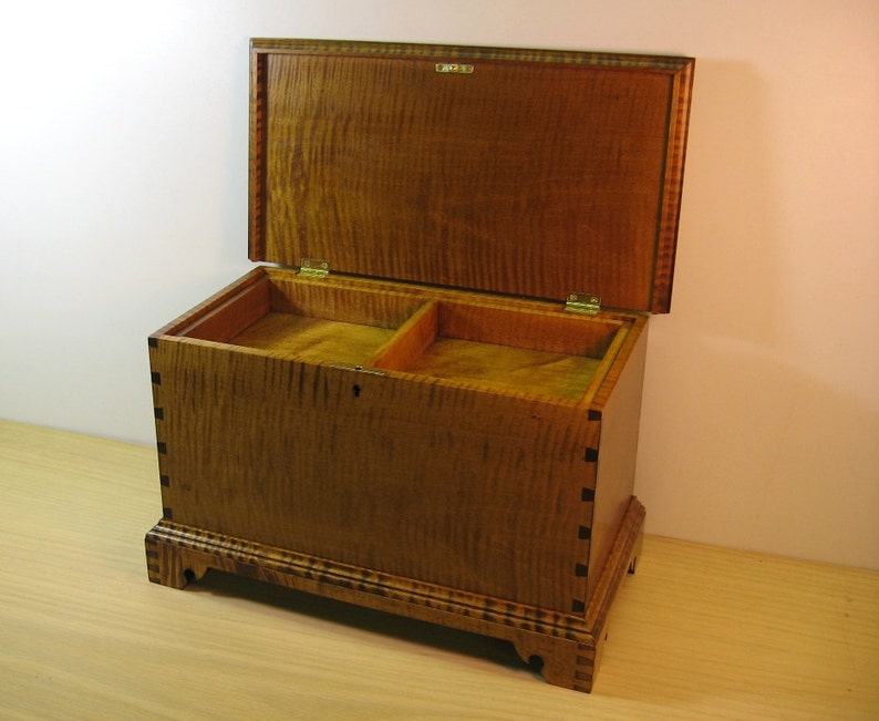 Tiger Maple Miniature Blanket Chest with Inside Tray and Lock image 2