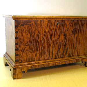 Tiger Maple Childs Size Miniature Blanket Chest afbeelding 1