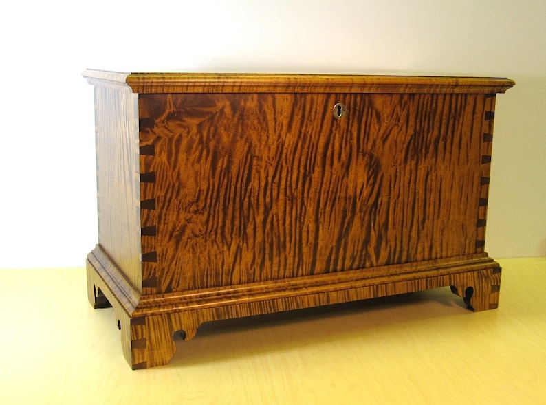 Tiger Maple Childs Size Miniature Blanket Chest afbeelding 1