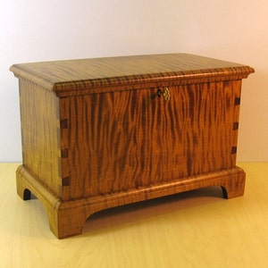Tiger Maple Miniature Keepsake Box with Lock and lift out Tray image 1
