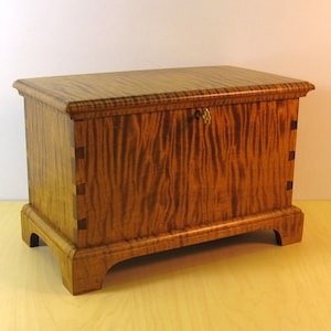 Tiger Maple Miniature Keepsake Box with Lock and lift out Tray image 1