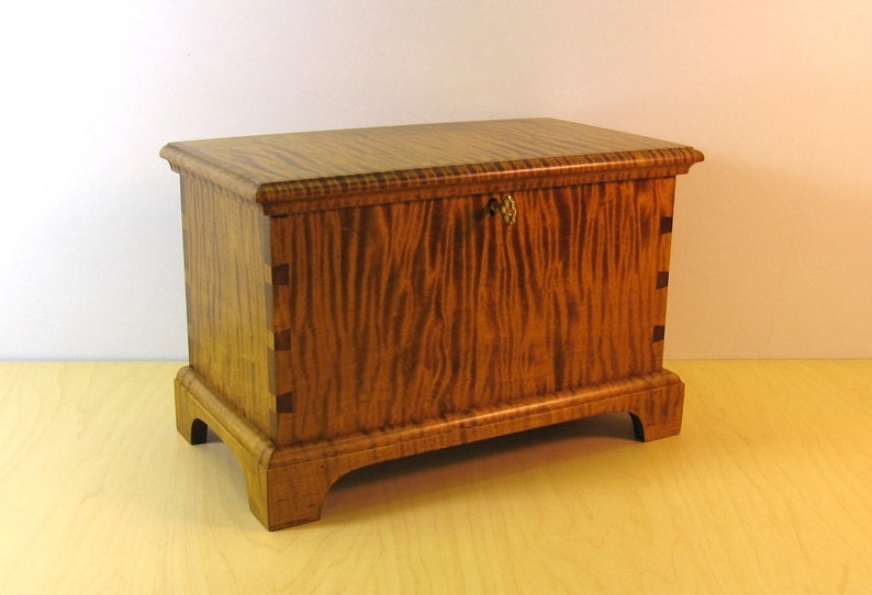 Tiger Maple Miniature Keepsake Box with Lock and lift out Tray image 1