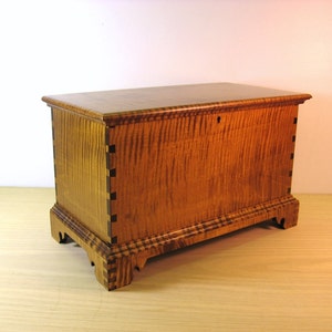 Tiger Maple Miniature Blanket Chest with Inside Tray and Lock image 3