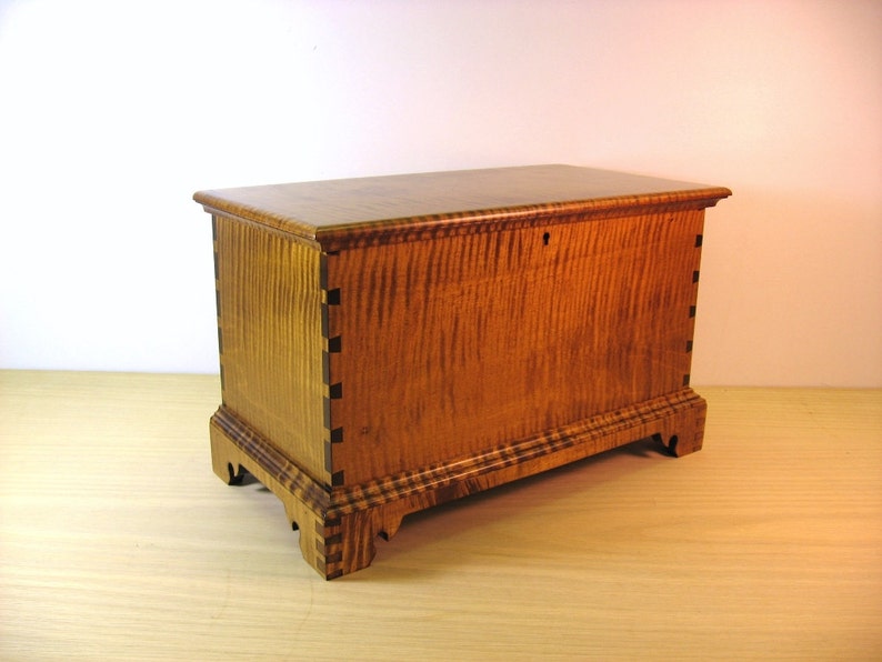 Tiger Maple Miniature Blanket Chest with Inside Tray and Lock image 3