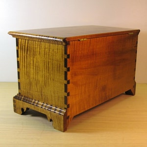 Tiger Maple Miniature Blanket Chest with Inside Tray and Lock image 5