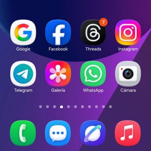 May include: A smartphone screen displays app icons against a gradient purple background. Icons include Google, Facebook, Threads, Instagram, Telegram, Galería, WhatsApp, Cámara, a phone, a chat bubble, a globe, and a music note.
