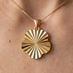 14Kソリッドゴールド サンレイ スカラップペンダント - ハンドメイド プリーツフラワーチャーム - ミニマリスト ラディアントジュエリー