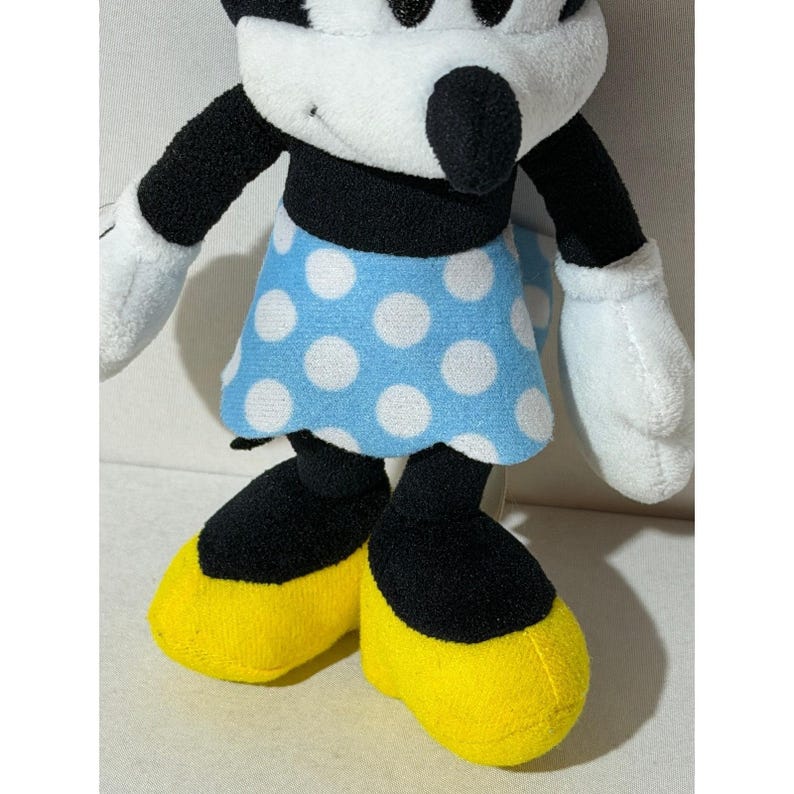 Peluche di Minnie Mouse Disney, gonna a pois blu e cappello rosso con margherite, 20 cm circa. immagine 12