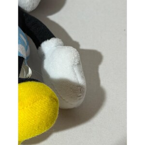 Peluche di Minnie Mouse Disney, gonna a pois blu e cappello rosso con margherite, 20 cm circa. immagine 8