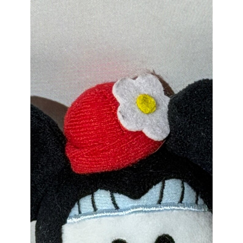 Peluche di Minnie Mouse Disney, gonna a pois blu e cappello rosso con margherite, 20 cm circa. immagine 3