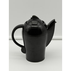 Moderne schwarze, gerippte Keramik-Teekanne mit spiralförmigem Muster, geflügeltem Ausguss und geschwungenem Griff