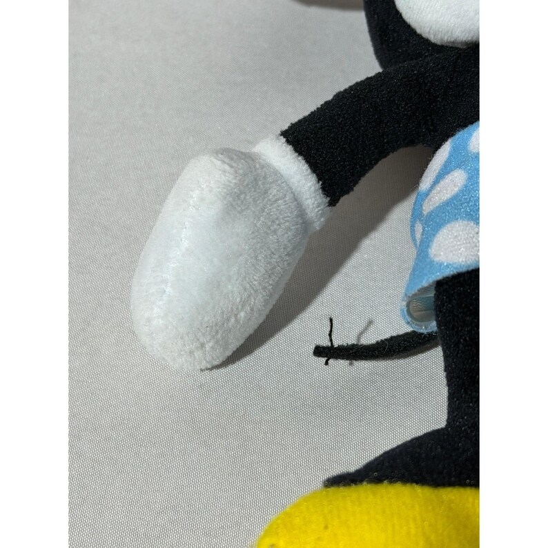 Peluche di Minnie Mouse Disney, gonna a pois blu e cappello rosso con margherite, 20 cm circa. immagine 7