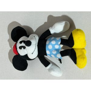 Peluche di Minnie Mouse Disney, gonna a pois blu e cappello rosso con margherite, 20 cm circa. immagine 6