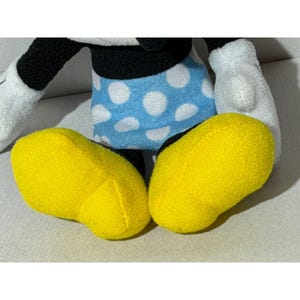Peluche di Minnie Mouse Disney, gonna a pois blu e cappello rosso con margherite, 20 cm circa. immagine 5