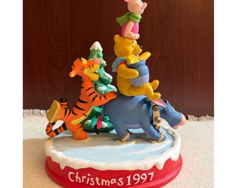 Disney Grolier Natale 1997 Figurina della festa di pattinaggio di Winnie Tigro Ih-Oh