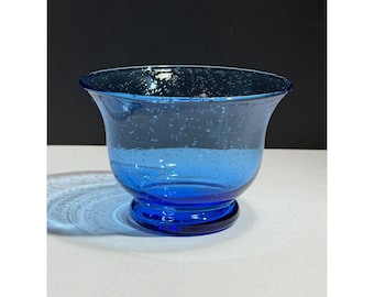 Ciotola in vetro soffiato a mano, blu cobalto, con bolle e decorazioni a bolle, con piedistallo e bordo svasato. Vetro artistico