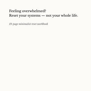 Op de afbeelding: Een minimalistisch werkboek met de tekst "Feeling overwhelmed? Reset your systems - not your whole life." Het werkboek is 19 pagina's lang. De achtergrond is effen gebroken wit.
