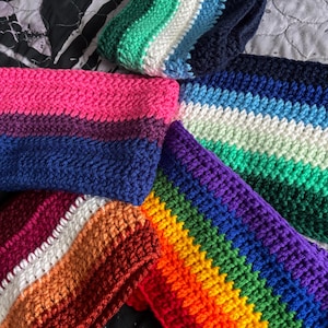 Handgemaakte gehaakte LGBTQIA+ Pride Flag-sjaal