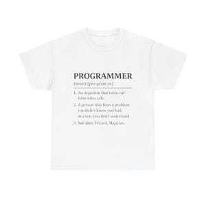 Puede incluir: Camiseta blanca con la palabra "PROGRAMMER" impresa en negro, seguida de una definición. La definición incluye la frase "un organismo que convierte la cafeína en código". La camiseta también incluye la frase "Ver también: Wizard, Magician."