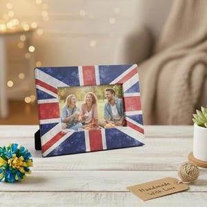 Op de afbeelding: Een rustiek houten bord met de tekst "Welcome to our home" in witte letters. Het bord heeft een verweerde afwerking en een eenvoudig, uitnodigend ontwerp, perfect voor een veranda of entree.