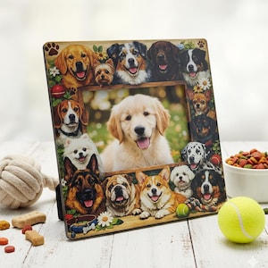 Peut inclure: Cadre photo en bois orné d'un collage de différentes races de chiens. Au centre, une photo d'un chiot golden retriever. Le cadre est décoré de pattes, de fleurs et d'une balle de tennis.