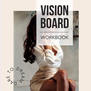 Może przedstawiać: Skoroszyt Vision Board z okładką przedstawiającą osobę z długimi ciemnymi włosami w białej bluzce i złotej spódnicy. Tekst VISION BOARD WORKBOOK jest wyśrodkowany w białym polu, a słowa DARE TO DREAM są ułożone w łuk na dole po lewej stronie.
