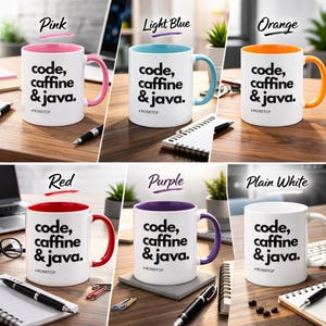 Pode incluir: Seis canecas de caf&eacute; brancas com interiores e al&ccedil;as coloridas: rosa, azul claro, laranja, vermelho, roxo e branco liso. Cada caneca tem o texto "code, caffeine & java." e "NONSTOP" impresso em preto.