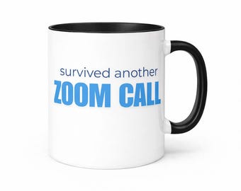 Caneca "Sobrevivi à chamada de Zoom" • Caneca divertida para trabalho remoto, 325ml (11oz) em cerâmica