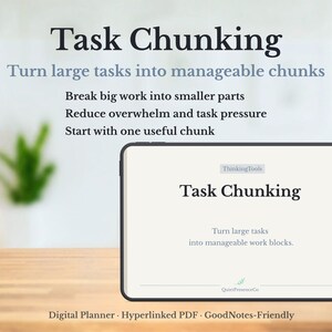 Könnte beinhalten: Ein digitaler Planer mit dem Titel "Task Chunking" wird auf einem Tablet angezeigt. Der Text erklärt, wie man große Aufgaben in überschaubare Blöcke unterteilt. Der Hintergrund ist ein verschwommenes Bild einer Pflanze und eines Holztisches.