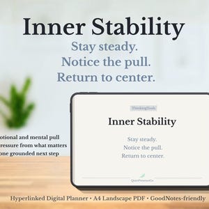 Può includere: Un planner digitale con il titolo "Inner Stability" visualizzato su un tablet. Il testo incoraggia a "Rimanere stabili", "Notare la tensione" e "Tornare al centro". Ulteriori testi elencano i passaggi per raggiungere la stabilità interiore. Sfondo sfocato.