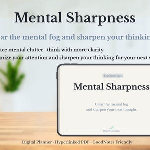Puede incluir: Un planificador digital con el título "Mental Sharpness" se muestra en una tableta. El texto anima a despejar la niebla mental y agudizar el pensamiento. El fondo presenta una planta borrosa y una superficie de madera.