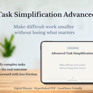 Könnte beinhalten: Ein digitaler Planer mit dem Titel "Task Simplification Advanced". Der Bildschirm zeigt "Advanced Task Simplification" und den Text "Make difficult work smaller without losing what matters". Zusätzlicher Text lautet "Simplify complex tasks."