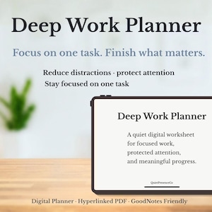 以下が含まれることがあります： タブレットに表示された「Deep Work Planner」というタイトルのデジタルプランナー。集中した作業と注意を促すテキストが含まれています。画像には「1つのタスクに集中する。重要なことを終える。」と「気を散らすものを減らし、注意を保護する。」というフレーズが含まれています。