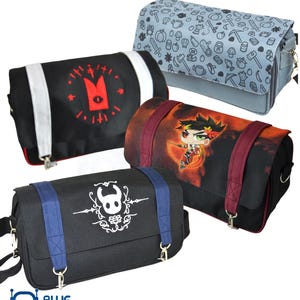 Puede incluir: Cuatro bolsos mensajeros con diferentes diseños. Uno es negro con un emblema rojo y correas blancas. Otro es azul claro con un patrón de pequeños iconos. Un tercero es negro con un emblema blanco y correas azules. El último es rojo con un gráfico de personaje y correas burdeos.