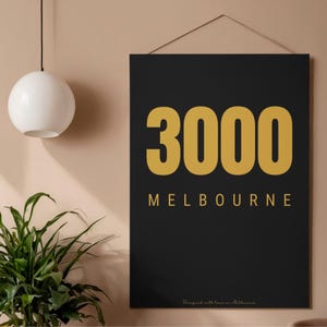 Op de afbeelding: Een rustiek houten bord met de tekst "Welcome to our home" in witte letters. Het bord heeft een verweerde afwerking en een eenvoudig, uitnodigend ontwerp, ideaal voor entree decoratie.