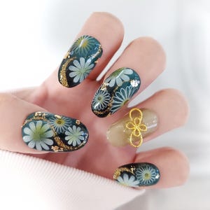 Uñas postizas inspiradas en kimonos | Diseño aerografiado verde y negro | Detalle de flor blanca y oro | Hechas a mano en Japón | Forma ovalada regular | Listas para enviar