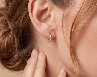 Pendientes de aro colgantes de circonita cúbica chapados en oro de 18 quilates, delicados pendientes de aro pequeños de oro, pendientes minimalistas de tres piedras, regalo de joyería para el día a día para ella.