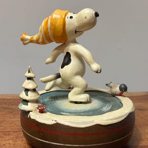 1968 Snoopy Music Box - Etsy