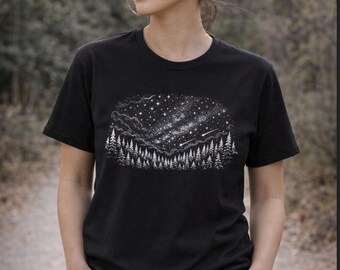 Sternenklare Nacht Berg Motiv T-Shirt | Wald Silhouette, Galaxie-Himmel