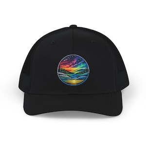 Gorra snapback/camionera con paisaje nocturno de auroras boreales y parche circular de auroras boreales.