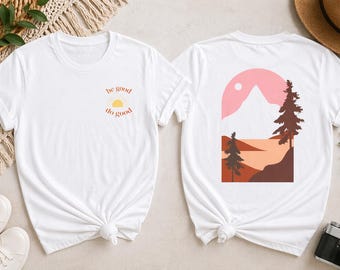 Rosa Berglandschaft T-Shirt | Retro Sonnenuntergang Natur Tee