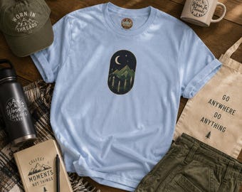 T-Shirt Berglandschaft | Halbmond, Tannenbäume, Sternenhimmel
