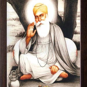 Könnte beinhalten: Ein gerahmtes Kunstwerk zeigt eine sitzende Figur mit weißem Bart und Turban, umgeben von einem sanften Heiligenschein. Die Figur trägt weiße Gewänder und einen grauen Schal, mit einem kleinen Wasserkrug und Blumen im Vordergrund. Das Kunstwerk ist vor einem Baumhintergrund platziert.