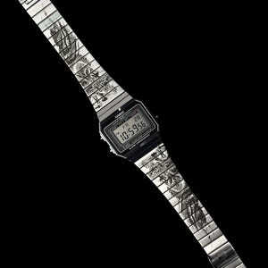 Puede incluir: Un reloj de pulsera digital plateado con una esfera rectangular negra que muestra el logotipo de Casio, el texto Alarm Chronograph y una pantalla digital con la hora 10:59:56. La correa de eslabones met&aacute;licos tiene un dibujo de drag&oacute;n negro.