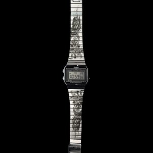 Puede incluir: Un reloj de pulsera digital plateado con esfera negra rectangular y correa de eslabones met&aacute;licos. La correa presenta una ilustraci&oacute;n detallada de un drag&oacute;n en estilo de tinta negra sobre los eslabones. La pantalla muestra 10:59:56 y FR 28.