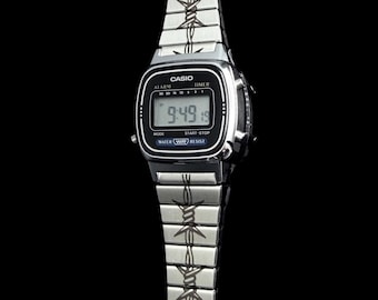 Reloj Casio LA670WA-1 personalizado para mujer con grabado de alambre de púas