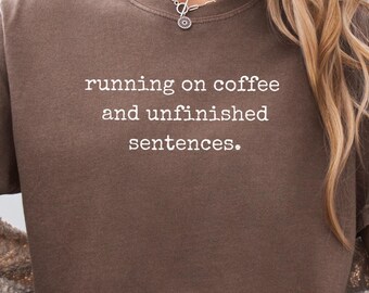 T-shirt met koffie en onvoltooide zinnen, grappige moeder-T-shirt, koffieverslaafde cadeau, humoristisch grafisch shirt, shirt vermoeide moeder, Unisex