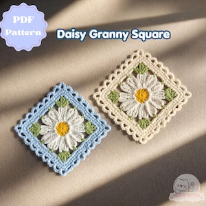 Può includere: Due quadrati granny all'uncinetto a forma di margherita. Uno è azzurro con una margherita bianca e centro giallo, l'altro è bianco sporco con una margherita bianca e centro giallo. Il testo "Daisy Granny Square" è visualizzato.